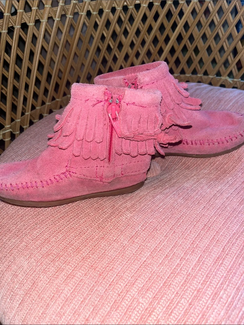 Kids pink suede moccasins